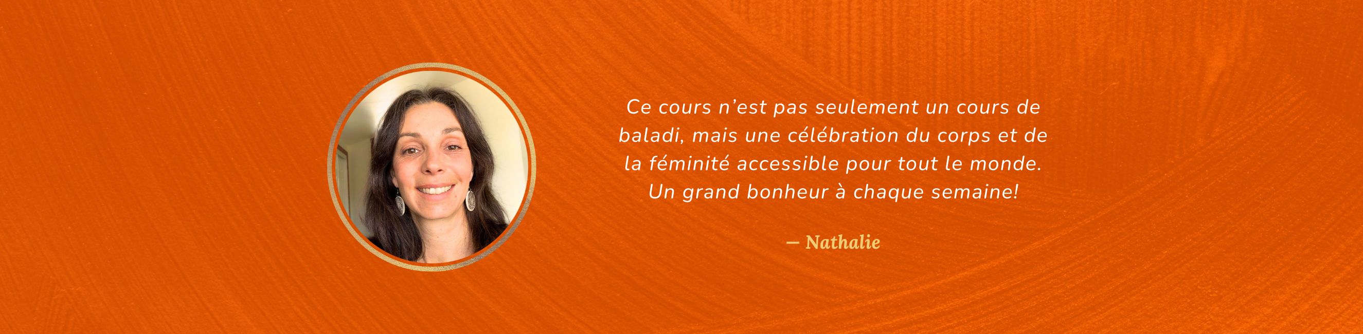 Témoignage écrit sur fond orange brûlé provenant de Nathalie, avec la photo de son visage dans un cadre doré en forme de cercle.