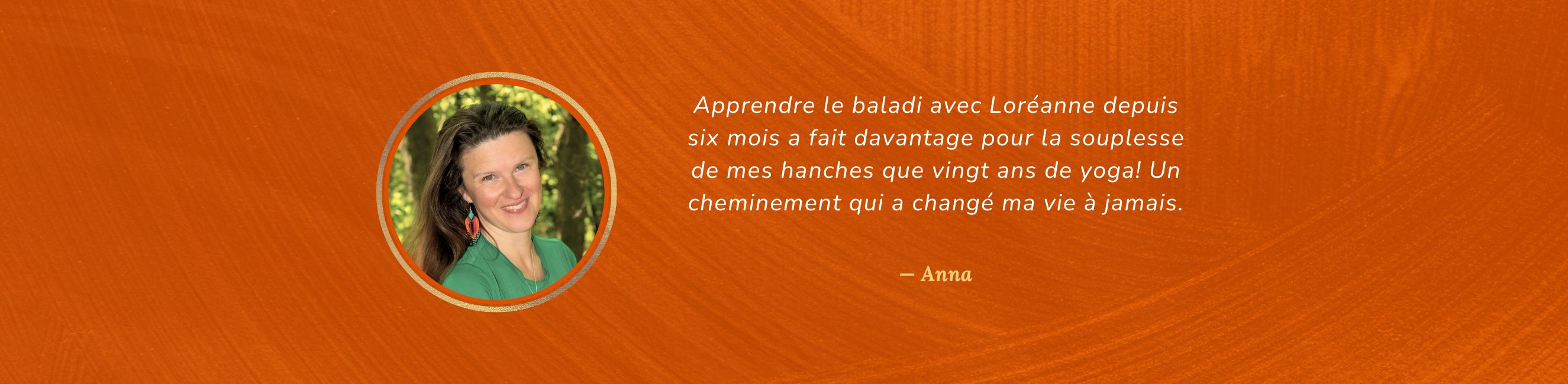Témoignage écrit sur fond orange brûlé provenant d'Anna, avec la photo de son visage dans un cadre doré en forme de cercle.