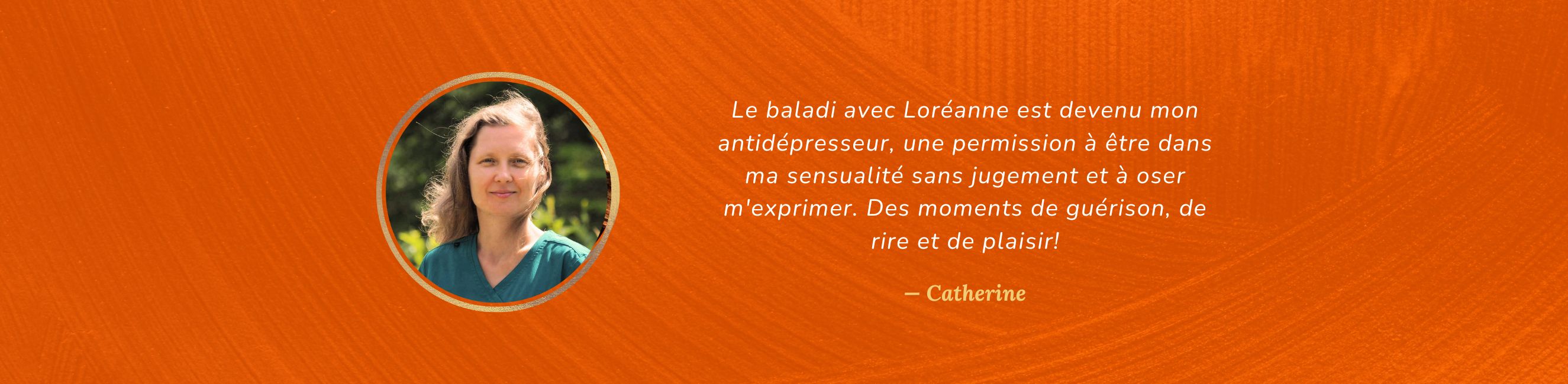 Témoignage écrit sur fond orange brûlé provenant de Catherine, avec la photo de son visage dans un cadre doré en forme de cercle.